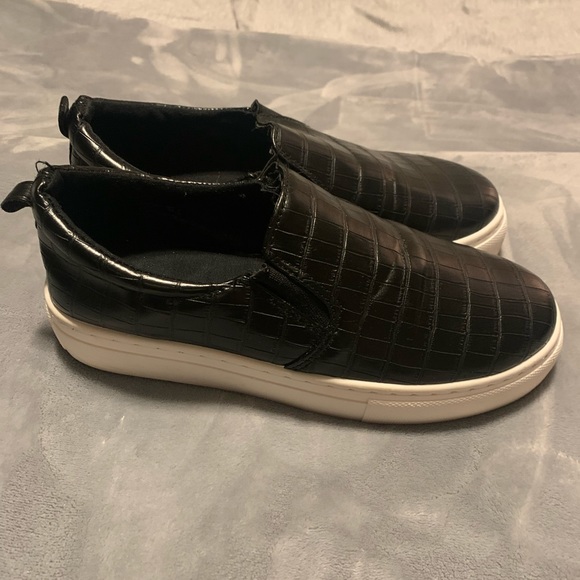 🖤PRACTICALLY BRAND NEW LADIES SLIP-ON LOAFERS/SNEAKERS IN SIZE 8/38 BY BAMBOO🖤 - Picture 2 of 7
